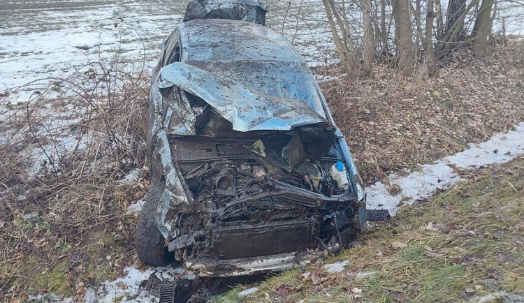 Audi se při nehodě přetočilo přes střechu. Řidič od nehody odešel, byl opilý