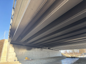 Sabotér se vrátil k D1 u Přerova. Pod mostem založil i požár