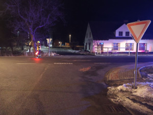 Seniorka na elektrokole nedala v České Vsi přednost a srazilo ji auto. Zraněním podlehla