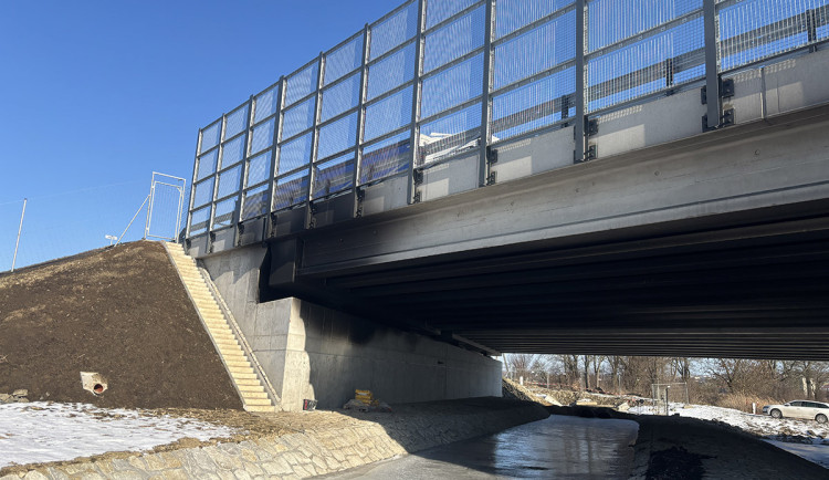 Most D1 u Přerova je terčem vandalských útoků