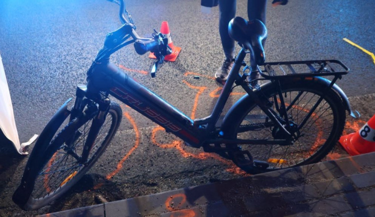 Seniorka na elektrokole nedala v České Vsi přednost a srazilo ji auto. Zraněním podlehla