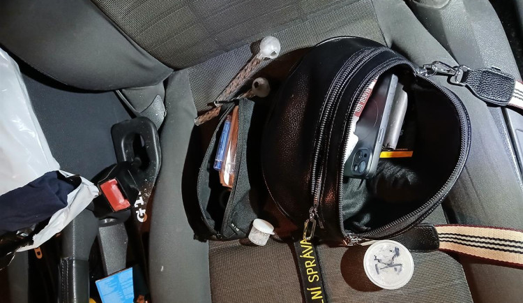 Celníci chytili podezřelý vůz na D35 u Olomouce. V autě byly drogy i zbraň