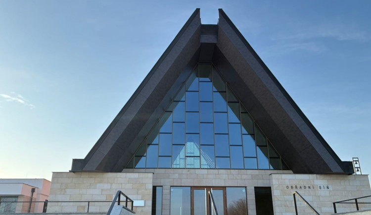 Pohřby se v Přerově po roce a čtvrt vracejí do nově opravené smuteční síně na hřbitově