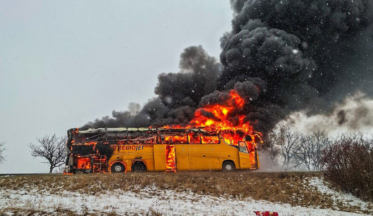VIDEO: Plameny zdevastovaly autobus na D46 u Prostějova