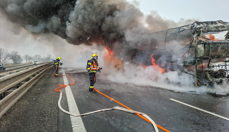 VIDEO: Hořící autobus na D46. Dálniční tah za Prostějovem stojí