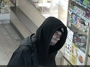 Odcizenou kartou někdo platil v obchodě a v bistru. Policie pátrá po dvojici z kamer