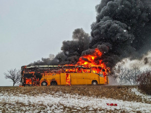 VIDEO: Hořící autobus na D46. Dálniční tah za Prostějovem stojí