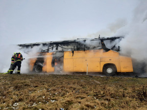 VIDEO: Plameny zdevastovaly autobus známého dopravce. D46 u Prostějova stojí