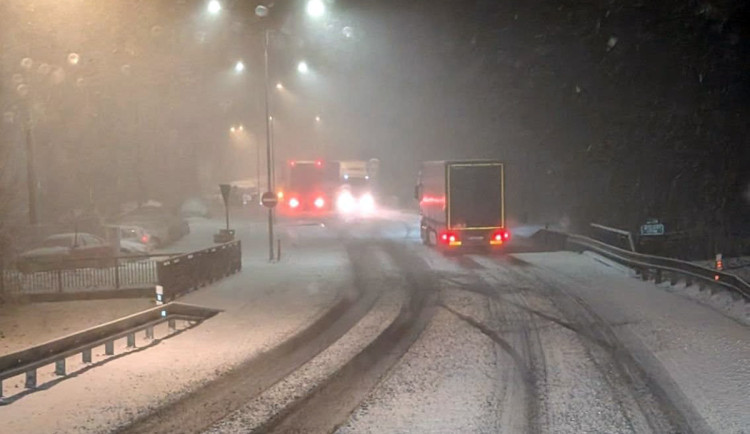 Čerstvý sníh způsobil komplikace na Šternbersku