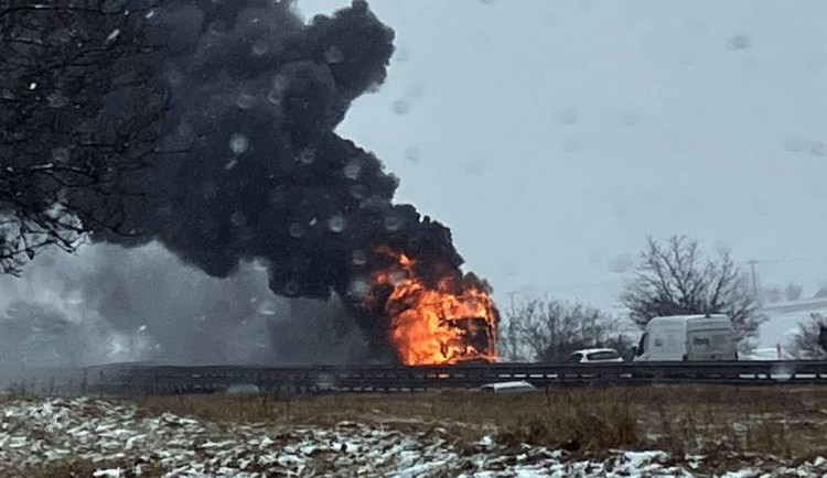 VIDEO: Hořící autobus na D46. Dálniční tah za Prostějovem stojí