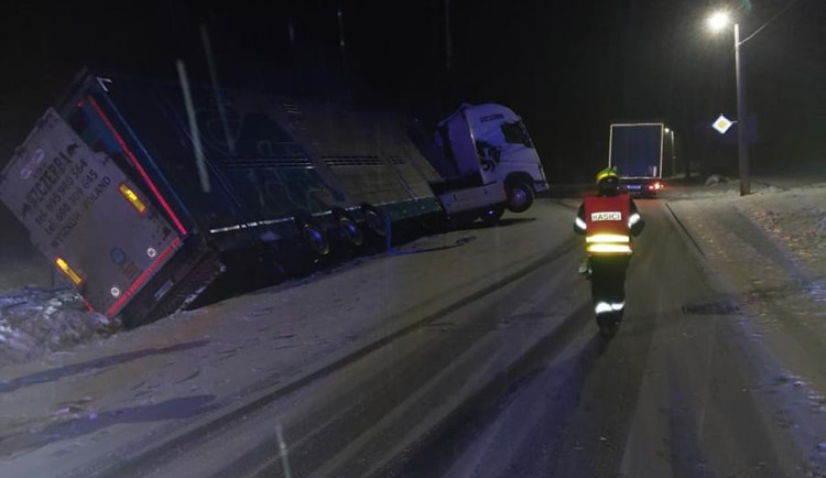 U Jívoví havaroval kamion převážející krávy. Čtyři z nich zřejmě nepřežijí