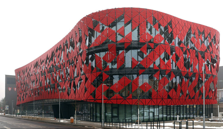 Nová budova Univerzity Palackého na okraji nemocničního areálu v Olomouci