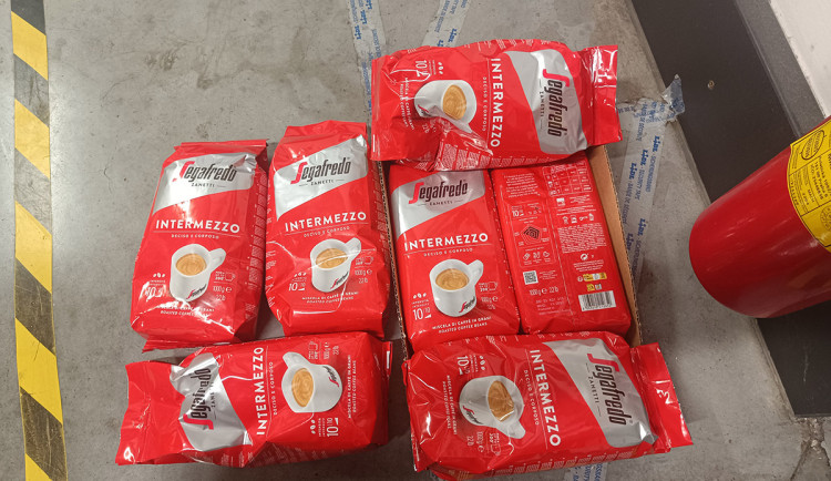 Ostraha v obchodě v Prostějově zastavila ženu s nezaplaceným zbožím ukrytým v kočárku