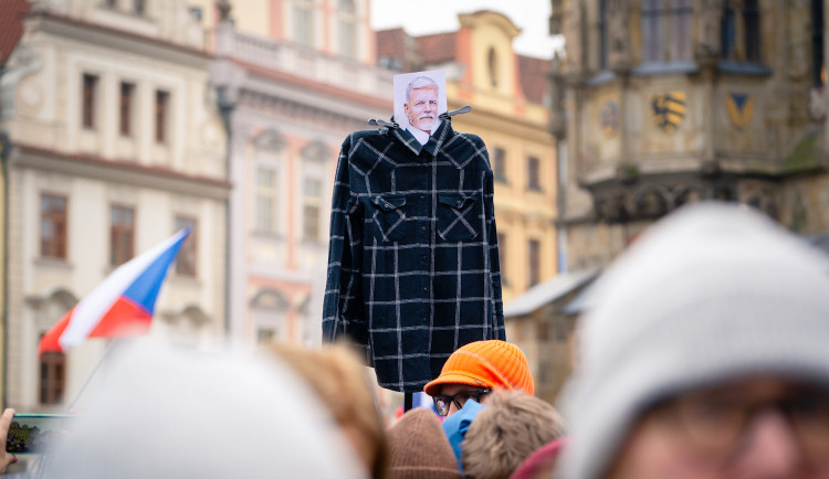 FOTO: Flanelky i provokativní transparenty. Demonstrace na Staromáku dala prostor kreativitě