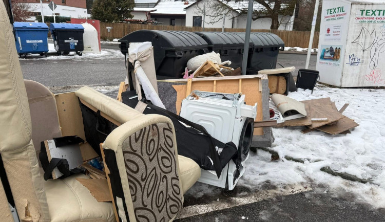 Lidé si pletou popelnice se sběrným dvorem. Objemný odpad zatěžuje město