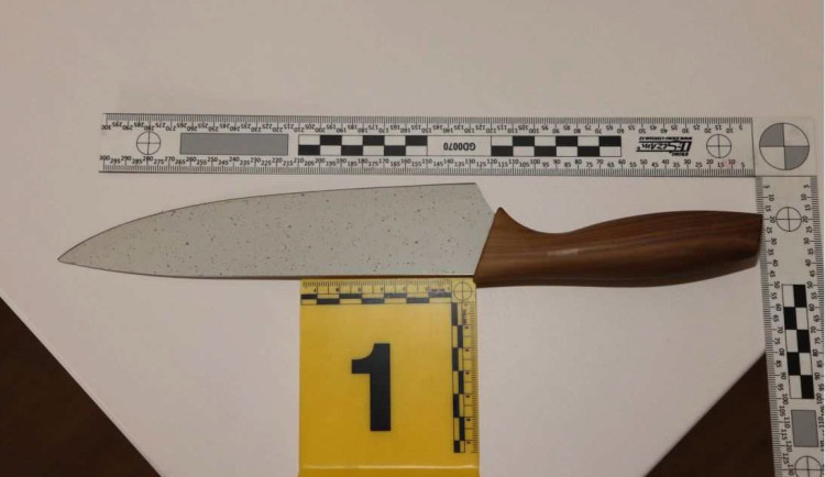 Vytáhl nůž. Devatenáctiletý lupič z Olomouce chtěl peníze na nájem, skončil ve vazbě