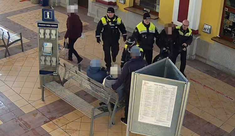 Strážníci v Šumperku narazili na jedné lavičce na hledanou a pohřešovanou osobu