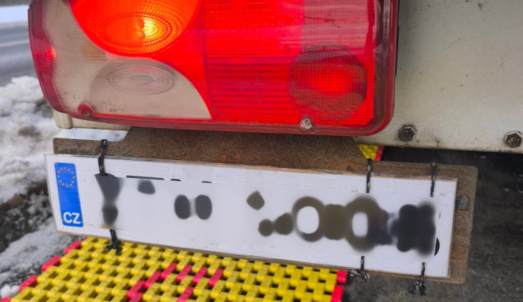 Řidič si na auto přidělal registrační značku z kartonu, dostal pokutu