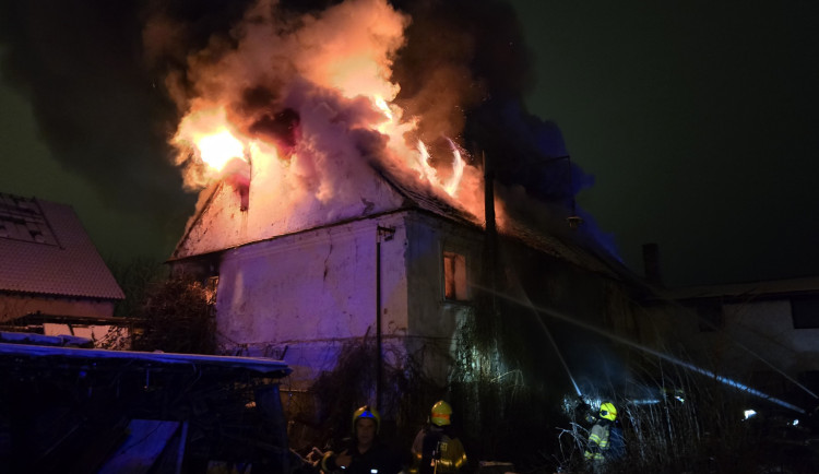 V Přední Kopanině hořel dům, hasiči objevili jednoho mrtvého a munici