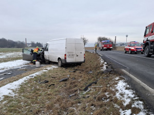 Těžká nehoda u Uničova: auta po čelním střetu skončila až na cyklostezce