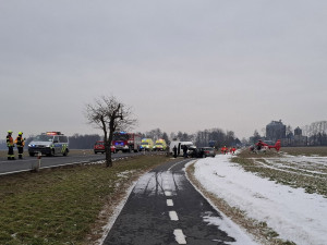 Těžká nehoda u Uničova: auta po čelním střetu skončila až na cyklostezce