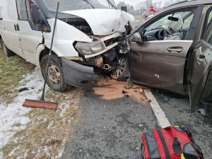 Těžká nehoda u Uničova: auta po čelním střetu skončila až na cyklostezce