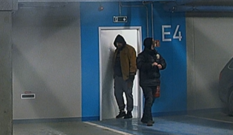 Zloději ze sklepa v Olomouci ukradli nabíječku a motorku. Policie má záznamy z kamer