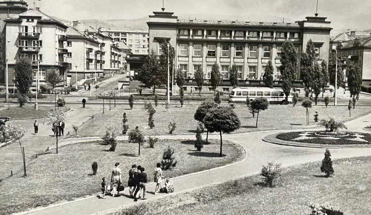 Revitalizace Hlavní ulice v Ostrově pokračuje, vrátí se dvouřadá alej z šedesátých let