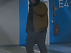 Zloději ze sklepa v Olomouci ukradli nabíječku a motorku. Policie má záznamy z kamer