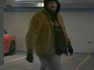 Zloději ze sklepa v Olomouci ukradli nabíječku a motorku. Policie má záznamy z kamer