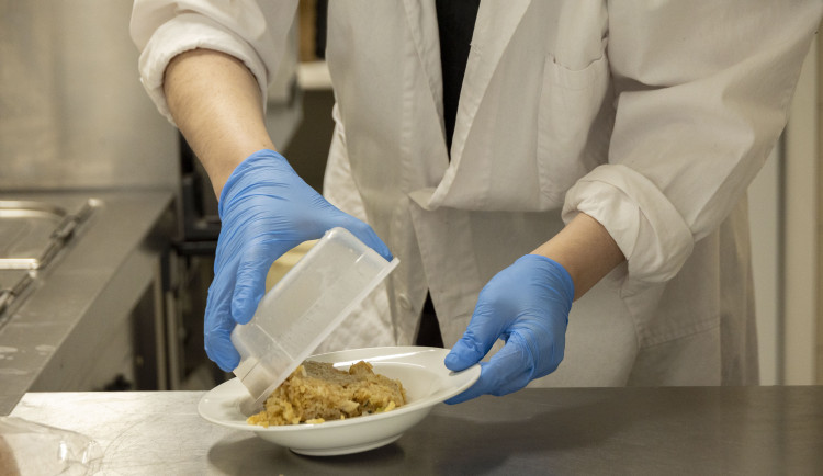 Nevydané obědy ze školních jídelen nemusí končit v koši. V Brně pomohou potřebným