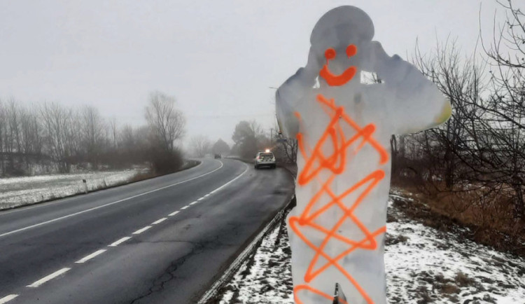 Posprejovaná maketa policisty u obce Křelov-Břuchotín na Olomoucku