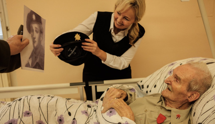 Český veterán z bitvy o Dunkerk dostal francouzský řád. V Olomouci mu ho předal velvyslanec