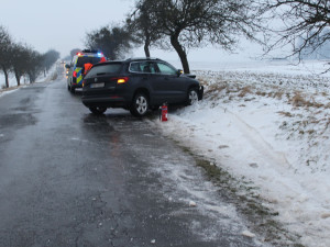 Na Přerovsku auto dostalo na náledí smyk a narazilo do stromu. Škoda je přes čtvrt milionu