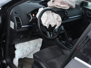 Na Přerovsku auto dostalo na náledí smyk a narazilo do stromu. Škoda je přes čtvrt milionu