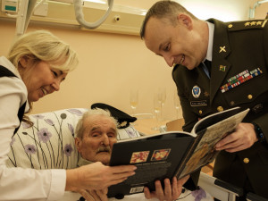 Český veterán z bitvy o Dunkerk dostal francouzský řád. V Olomouci mu ho předal velvyslanec