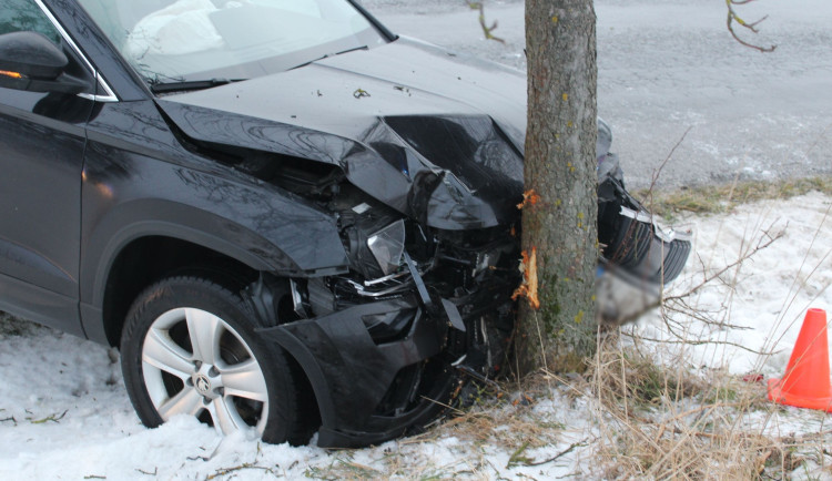 Na Přerovsku auto dostalo na náledí smyk a narazilo do stromu. Škoda je přes čtvrt milionu