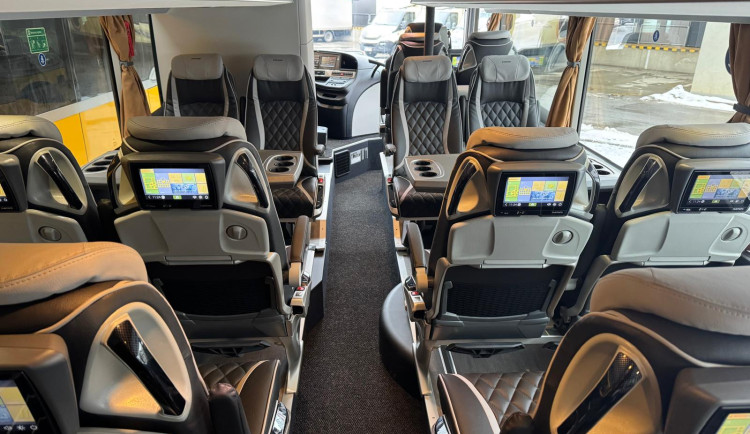 RegioJet nasazuje na linku do Krumlova luxusní dvoupodlažní autobusy