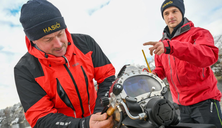 VIDEO: Hasiči trénovali nebezpečné zásahy. Ledové kry mohou záchranáře potrápit