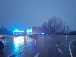 Tragická nehoda na Šumpersku. 70letý řidič odbočil před náklaďák