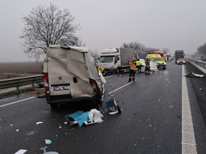 Zdemolovaná dodávka na D35. Dálnici na Olomouc zablokovala vážná nehoda