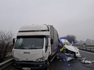 Zdemolovaná dodávka na D35. Dálnici na Olomouc zablokovala vážná nehoda
