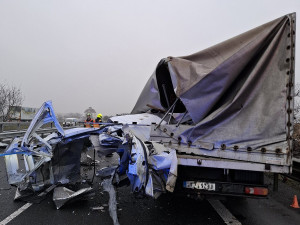 Zdemolovaná dodávka na D35. Dálnici na Olomouc zablokovala vážná nehoda