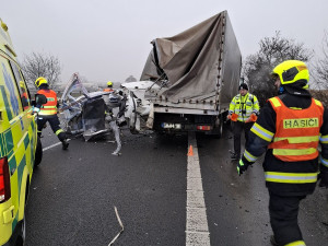 Zdemolovaná dodávka na D35. Dálnici na Olomouc zablokovala vážná nehoda