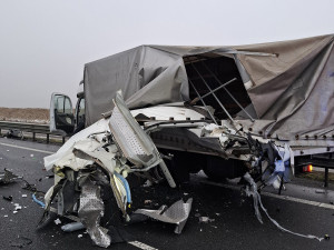 Zdemolovaná dodávka na D35. Dálnici na Olomouc zablokovala vážná nehoda