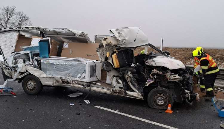 Zdemolovaná dodávka na D35. Dálnici na Olomouc zablokovala vážná nehoda