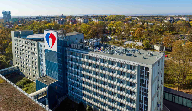 Pohled na budovu D FN Olomouc, kde sídlí také I. interní klinika - kardiologická