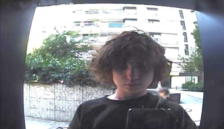 Desítky tisíc korun vybrala podvodem neznámá osoba z bankomatu. Hledá ji policie