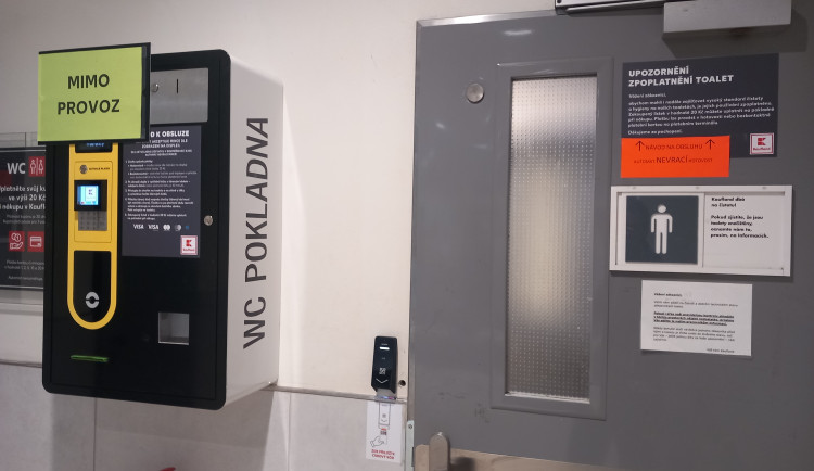 Změna v jihlavském supermarketu. Zákazníci dostanou dvacku za využití WC zpět