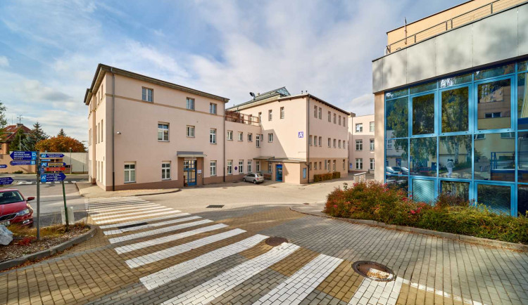 Nemocnice krajského holdingu zkracují čekací doby na operaci, zveřejňují termíny